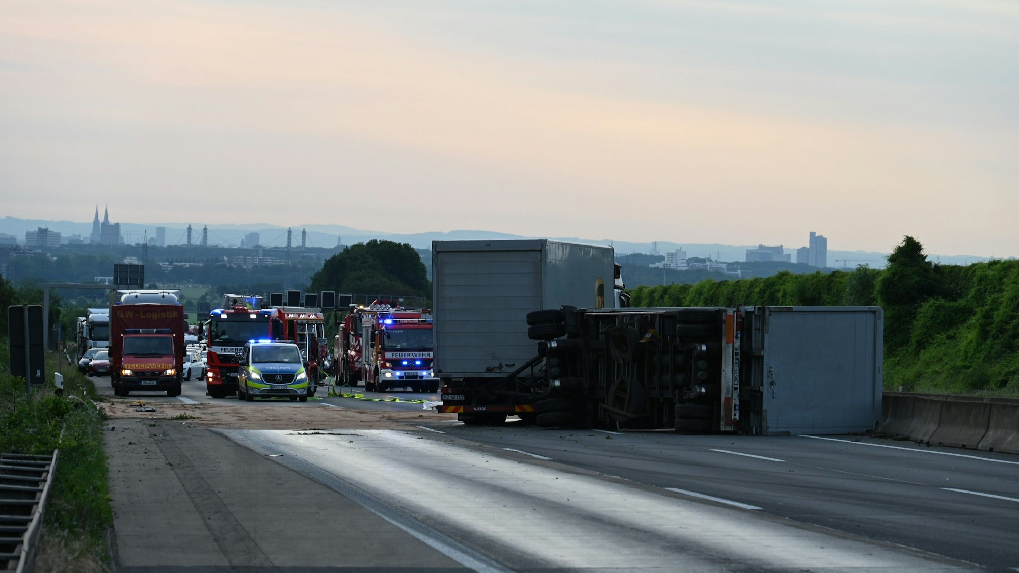 Lkw liegt auf der A4 bei Köln. Dahinter staut sich der Verkehr.