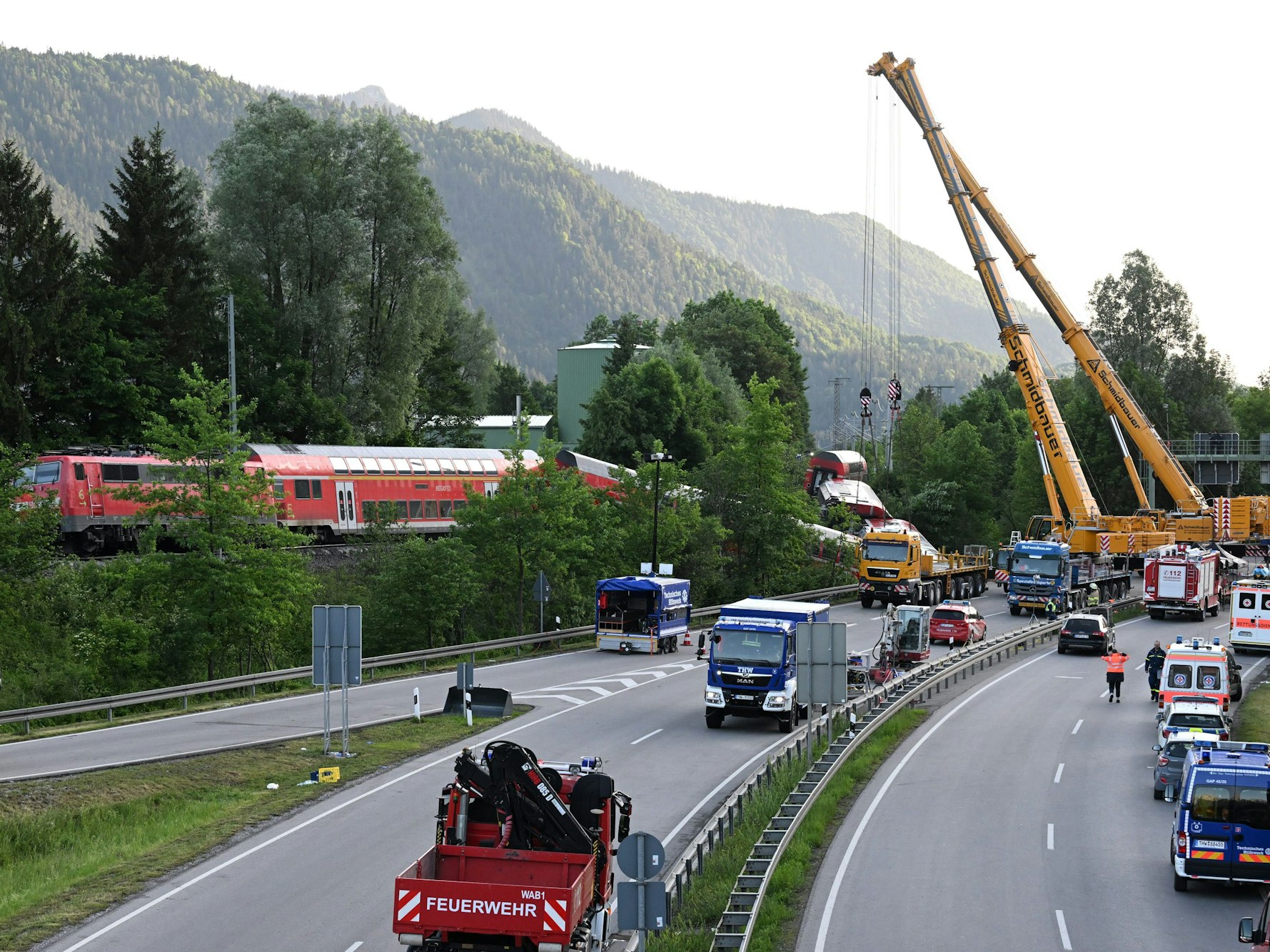04.06.2022, Bayern, Garmisch-Partenkirchen: Einsatz- und Rettungskräfte sind nach einem schweren Zugunglück im Einsatz. Bei einem schweren Zugunglück sind in Garmisch-Partenkirchen mehrere Menschen ums Leben gekommen. Ein Regionalexpress entgleiste in der beliebten oberbayerischen Urlaubsregion auf dem Weg von Garmisch nach München.