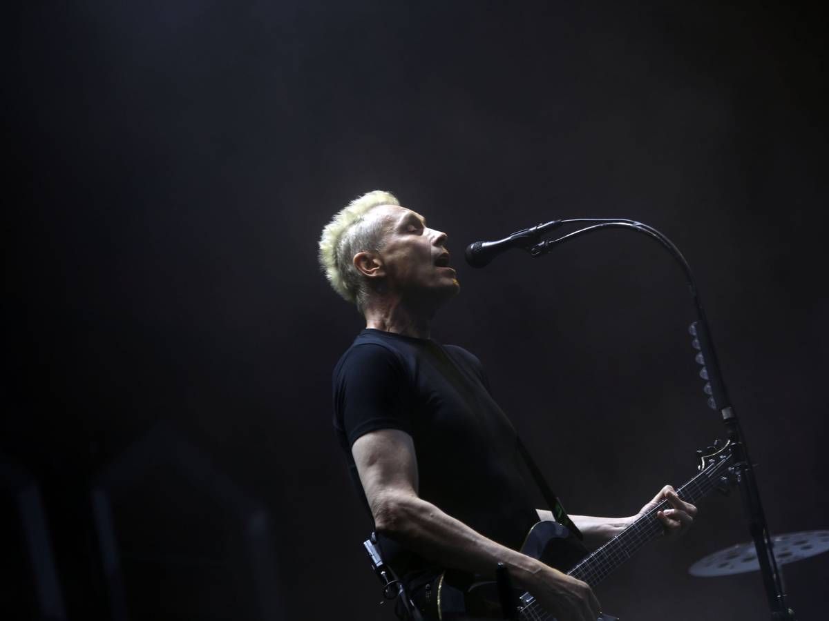 Die Ärzte heizten den Fans im Kölner Rheinenergie-Stadion am Samstag, 4. Juni 2022, ordentlich ein. Das Foto zeigt Sänger Farin Urlaub.