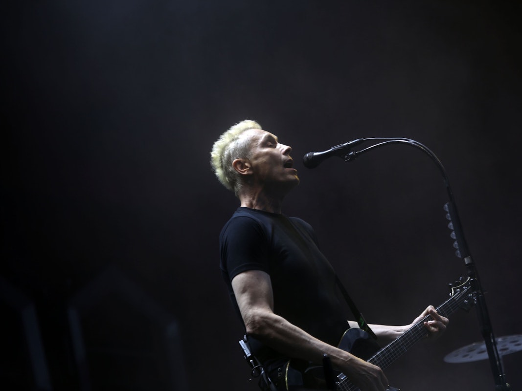 Die Ärzte heizten den Fans im Kölner Rheinenergie-Stadion am Samstag, 4. Juni 2022, ordentlich ein. Das Foto zeigt Sänger Farin Urlaub.