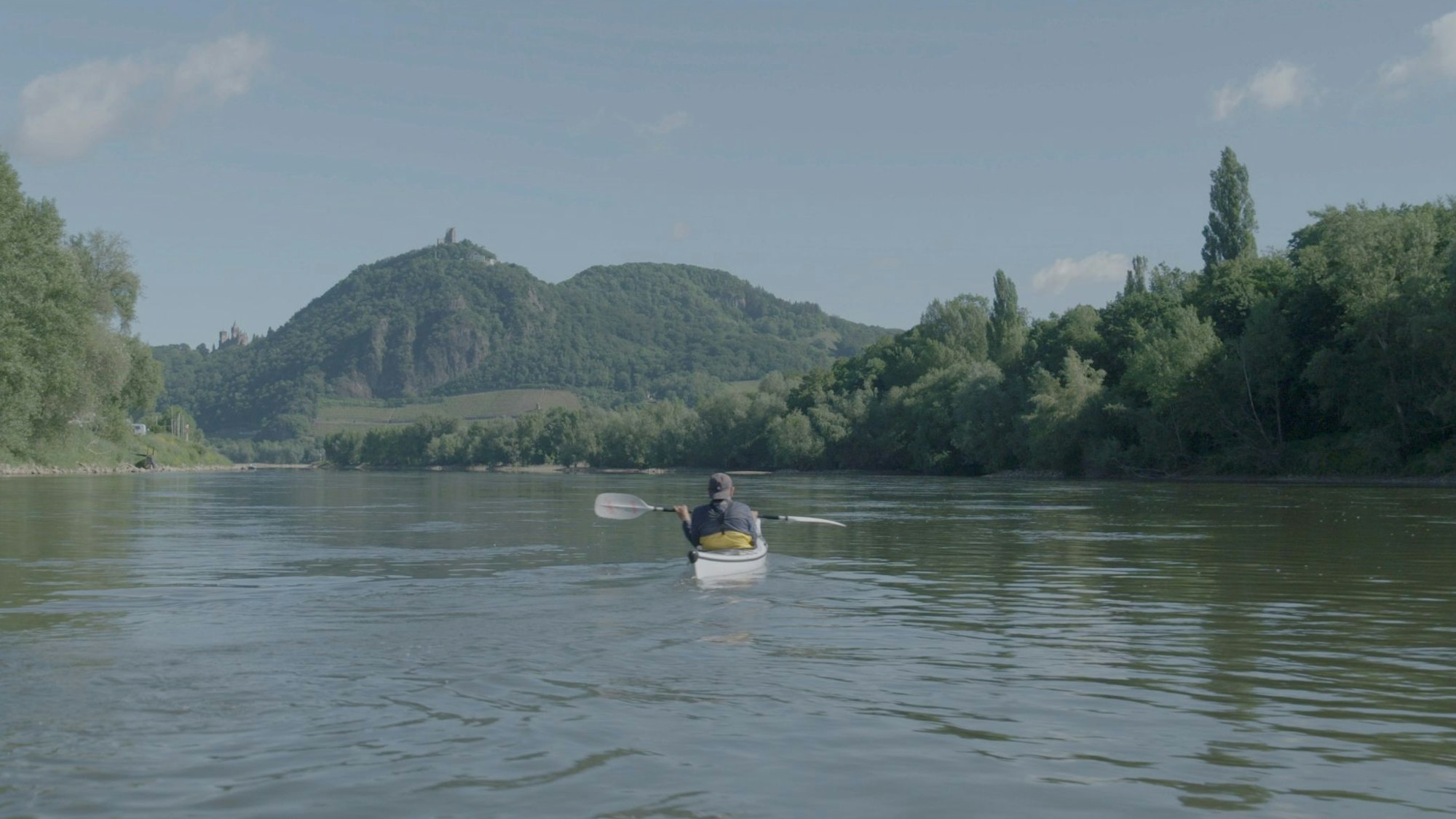 Günter Wallraff mit dem Kajak auf dem Weg zur Insel Nonnenwerth.