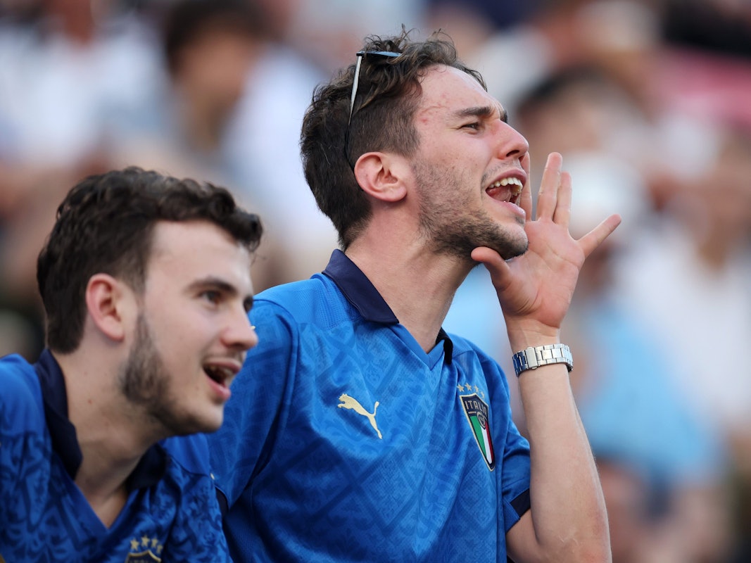 Italienische Fans rufen von der Tribüne aufs Spielfeld