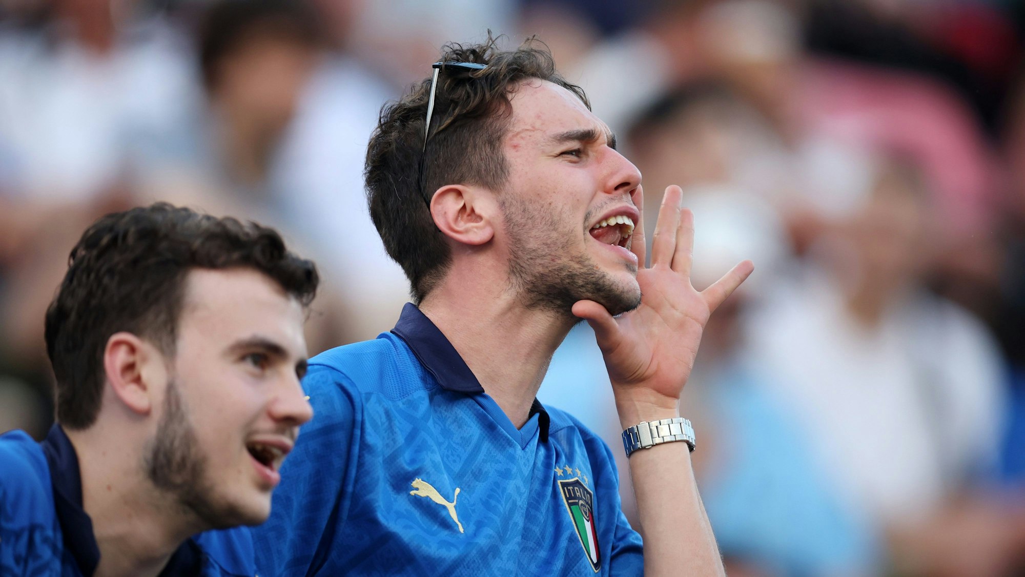 Italienische Fans rufen von der Tribüne aufs Spielfeld