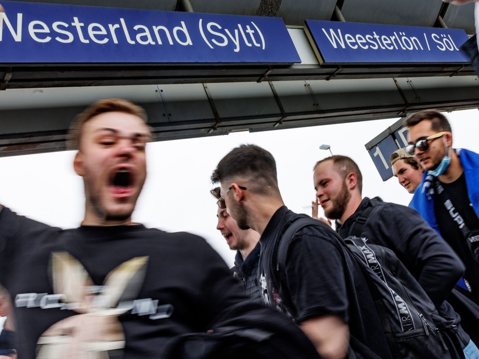 Eine Touristengruppe feiert auf dem Bahnhof von Westerland auf Sylt am Samstag (4. Juni) die Ankunft.