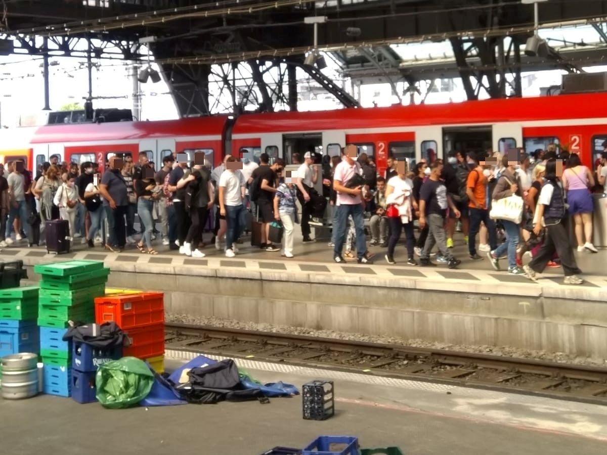 Menschen drängen sich auf einem Bahnsteig im Kölner Hauptbahnhof.
