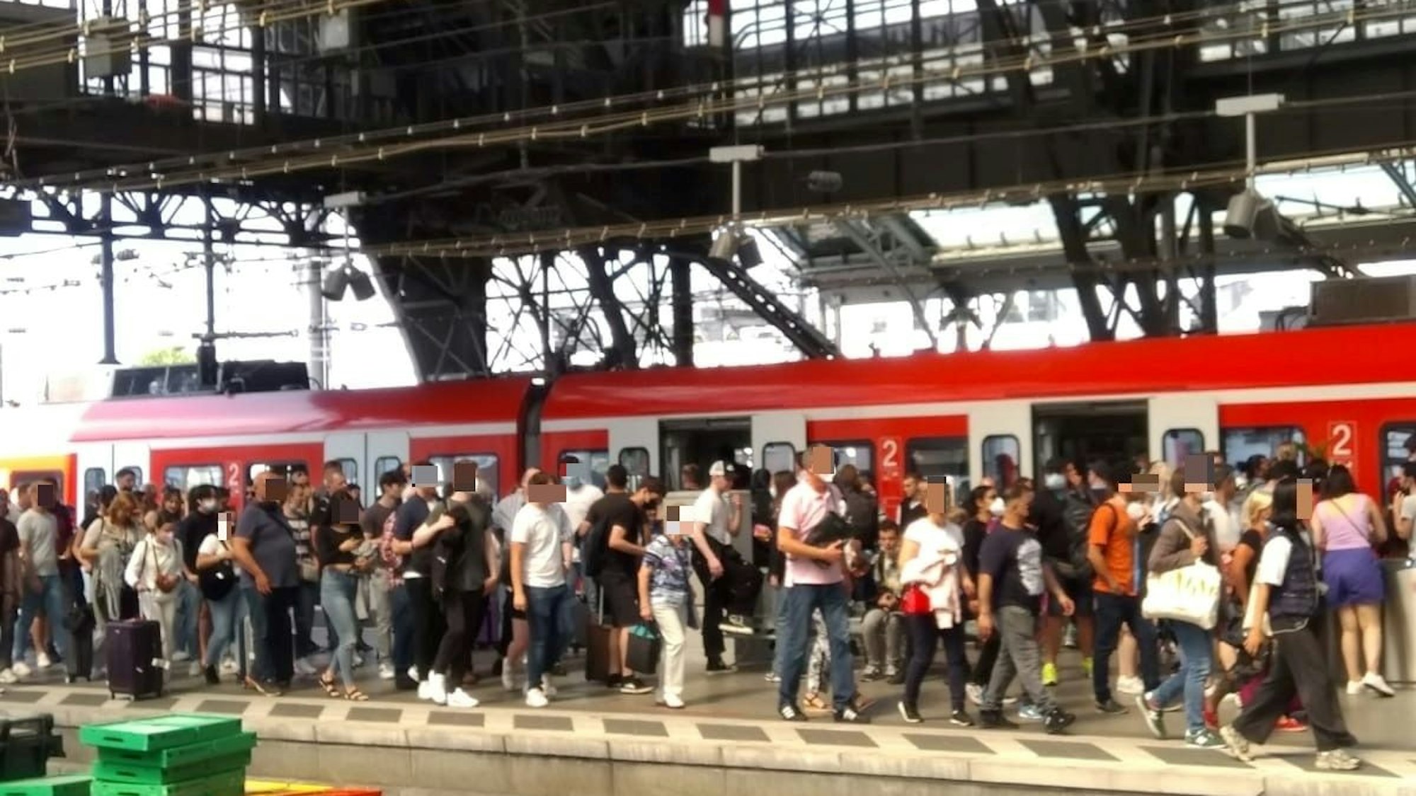 Menschen drängen sich auf einem Bahnsteig im Kölner Hauptbahnhof.