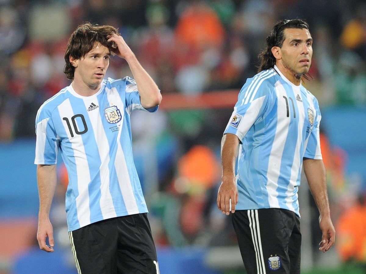 Carlos Tévez und Lionel Messi schauen beim Spiel Argentiniens gegen Nigeria bei der Fußball-WM 2010 skeptisch drein.