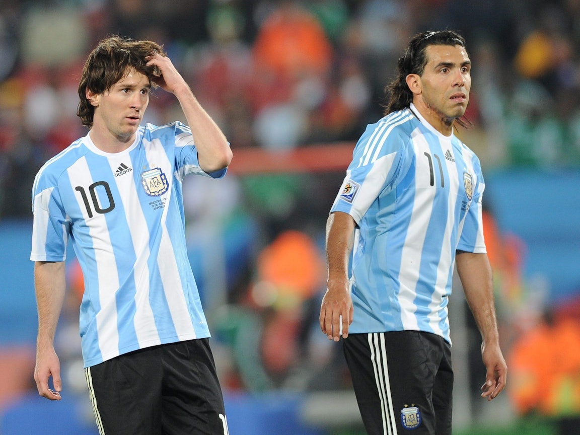 Carlos Tévez und Lionel Messi schauen beim Spiel Argentiniens gegen Nigeria bei der Fußball-WM 2010 skeptisch drein.
