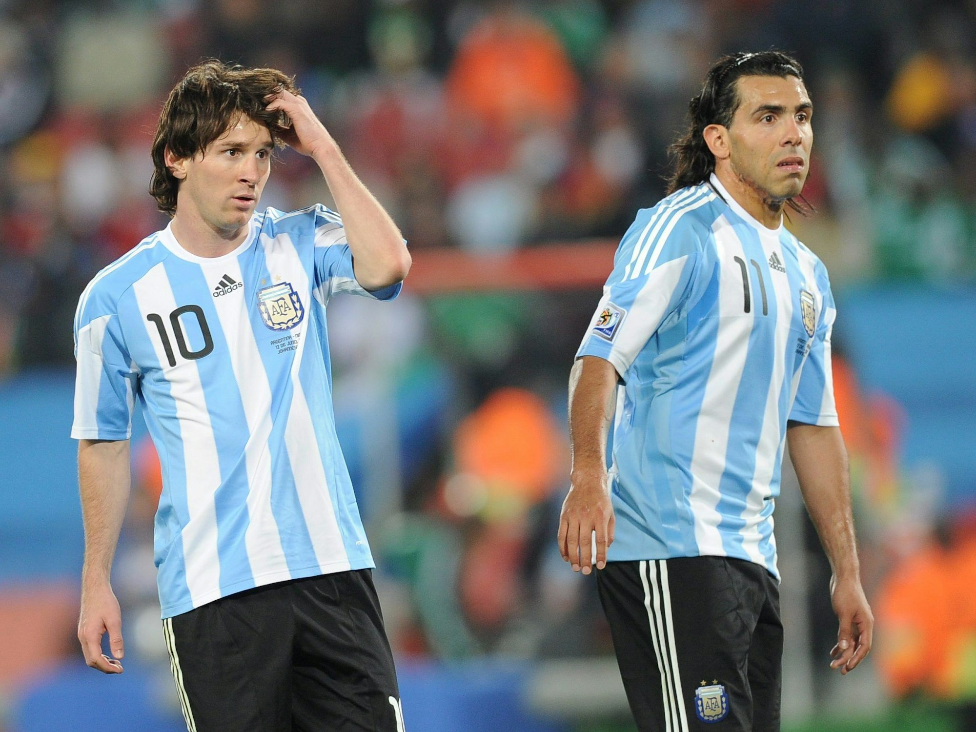 Carlos Tévez und Lionel Messi schauen beim Spiel Argentiniens gegen Nigeria bei der Fußball-WM 2010 skeptisch drein.