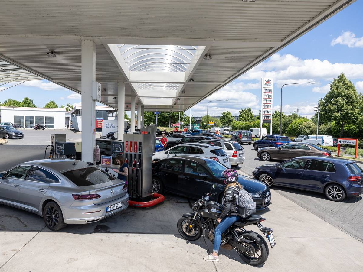 Wartende Autofahrer stehen mit ihren Fahrzeugen am 1. Juni an einer Tankstelle in Frankfurt/Main. Das Benzin wird auch am Samstag teurer.