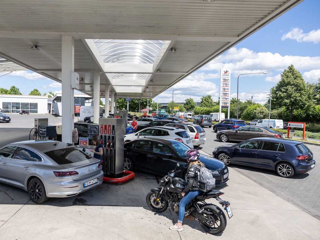 Wartende Autofahrer stehen mit ihren Fahrzeugen am 1. Juni an einer Tankstelle in Frankfurt/Main. Das Benzin wird auch am Samstag teurer.