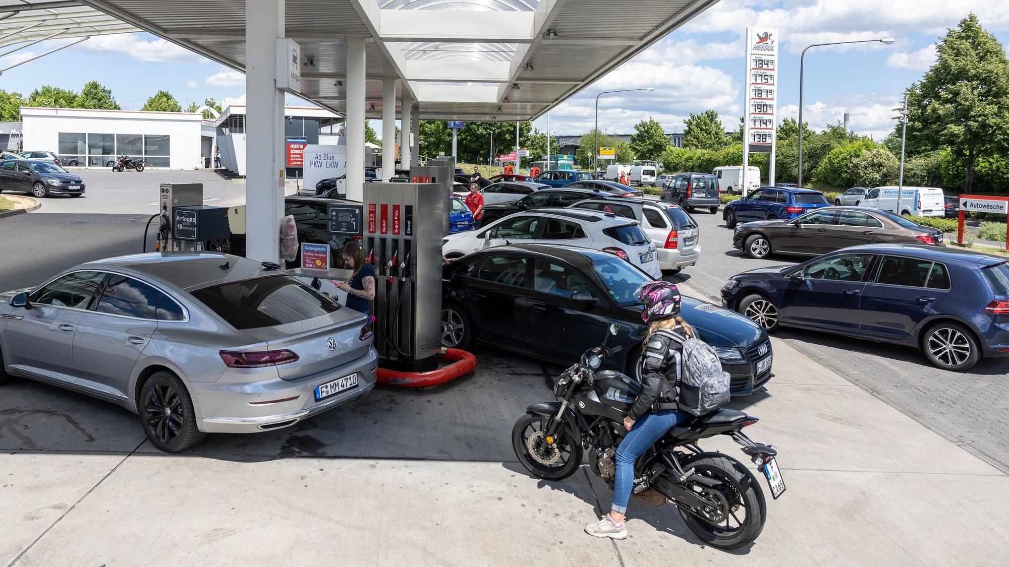 Wartende Autofahrer stehen mit ihren Fahrzeugen am 1. Juni an einer Tankstelle in Frankfurt/Main. Das Benzin wird auch am Samstag teurer.