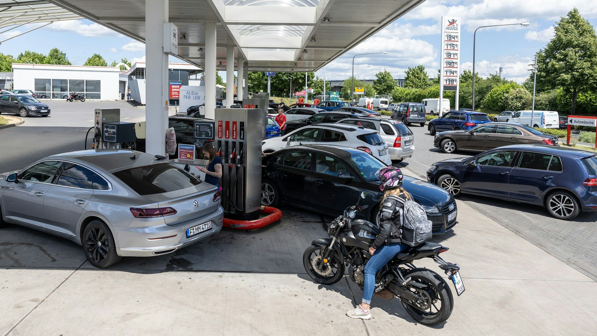 Wartende Autofahrer stehen mit ihren Fahrzeugen am 1. Juni an einer Tankstelle in Frankfurt/Main. Das Benzin wird auch am Samstag teurer.