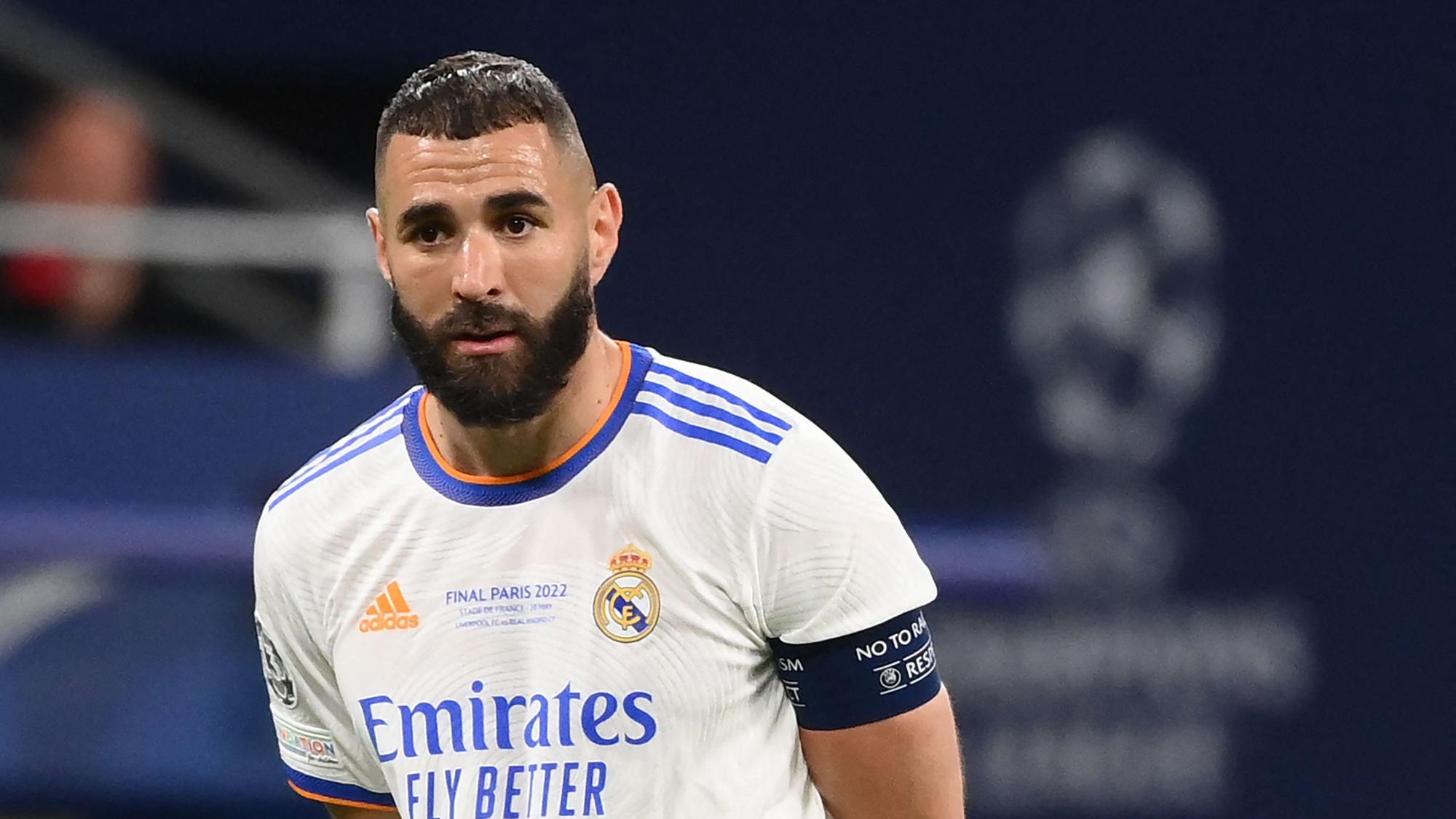 Real Madrids Karim Benzema wartet beim Champions-League-Finale gegen Liverpool auf die Entscheidung des Video-Assistenten.