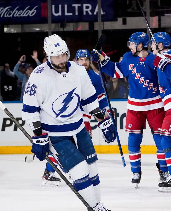 Nach einem Treffer herzen sich Spieler der New York Rangers auf dem Eis.