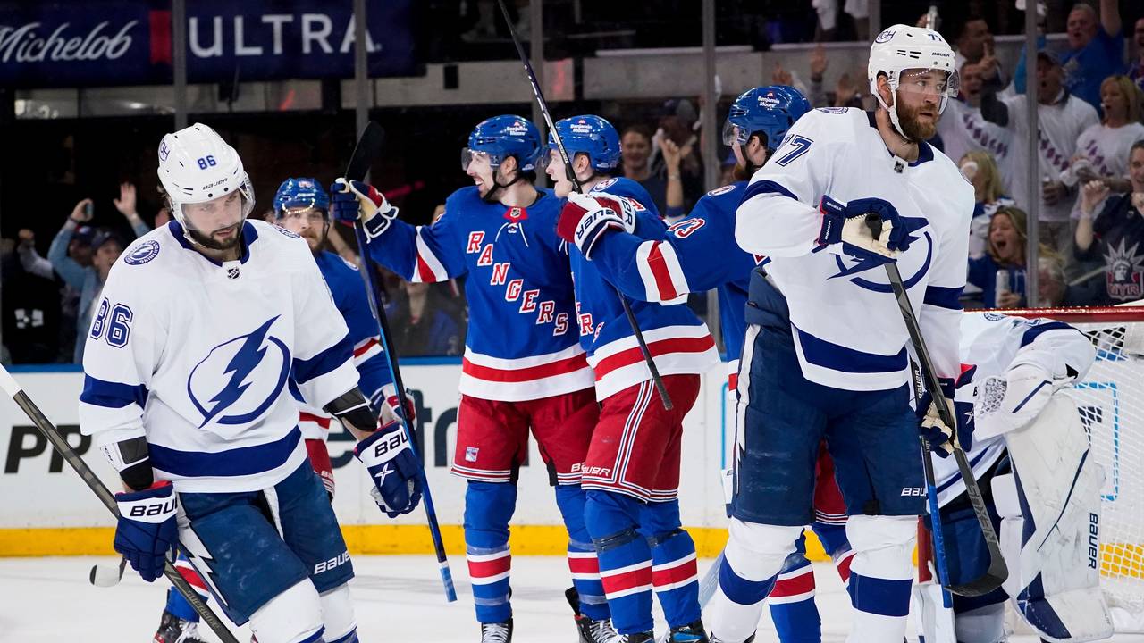 Nach einem Treffer herzen sich Spieler der New York Rangers auf dem Eis.
