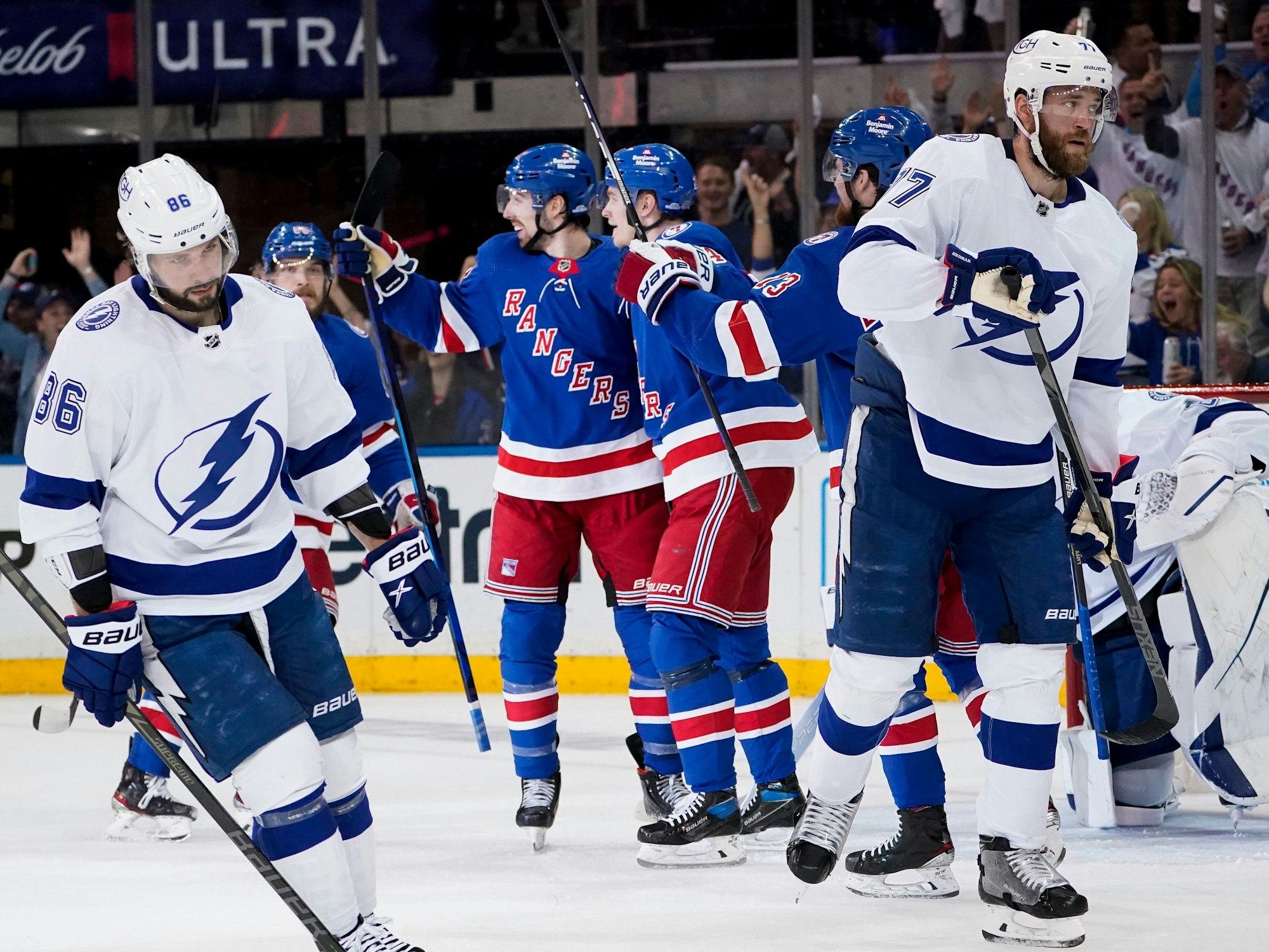 Nach einem Treffer herzen sich Spieler der New York Rangers auf dem Eis.