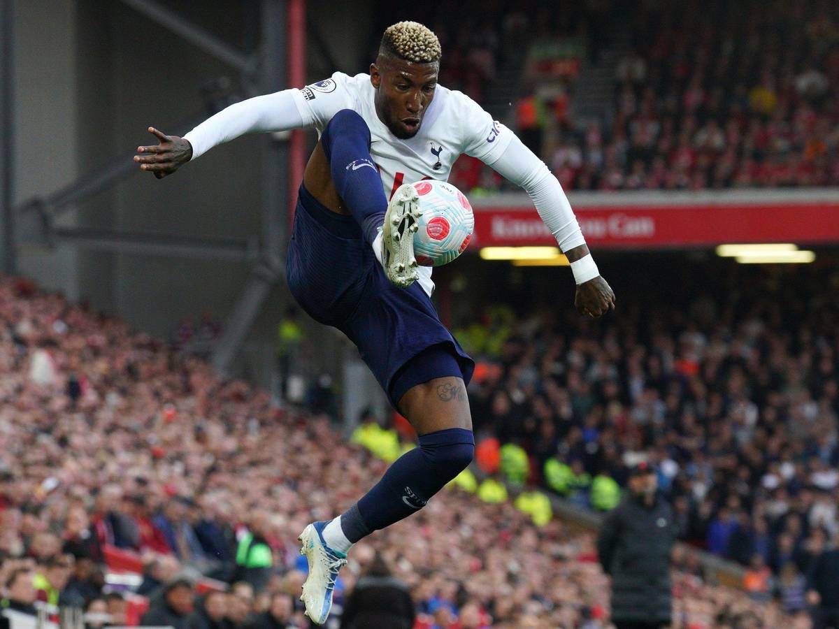 Emerson nimmt im Dress der Tottenham Hotspur einen Ball an.