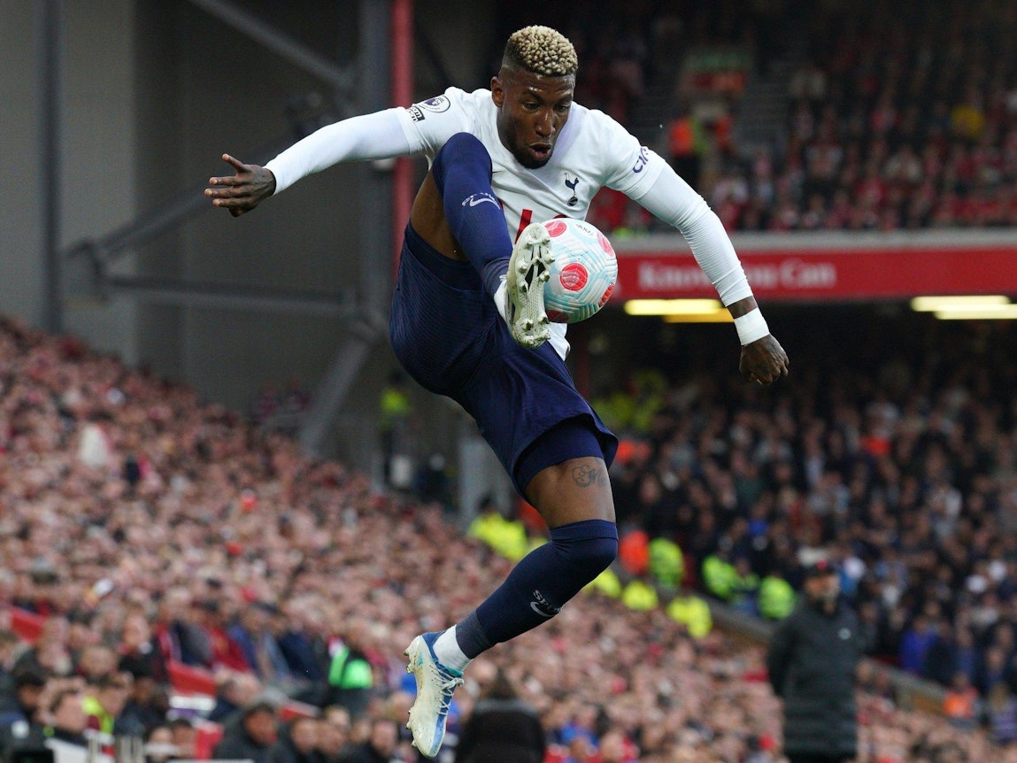 Emerson nimmt im Dress der Tottenham Hotspur einen Ball an.