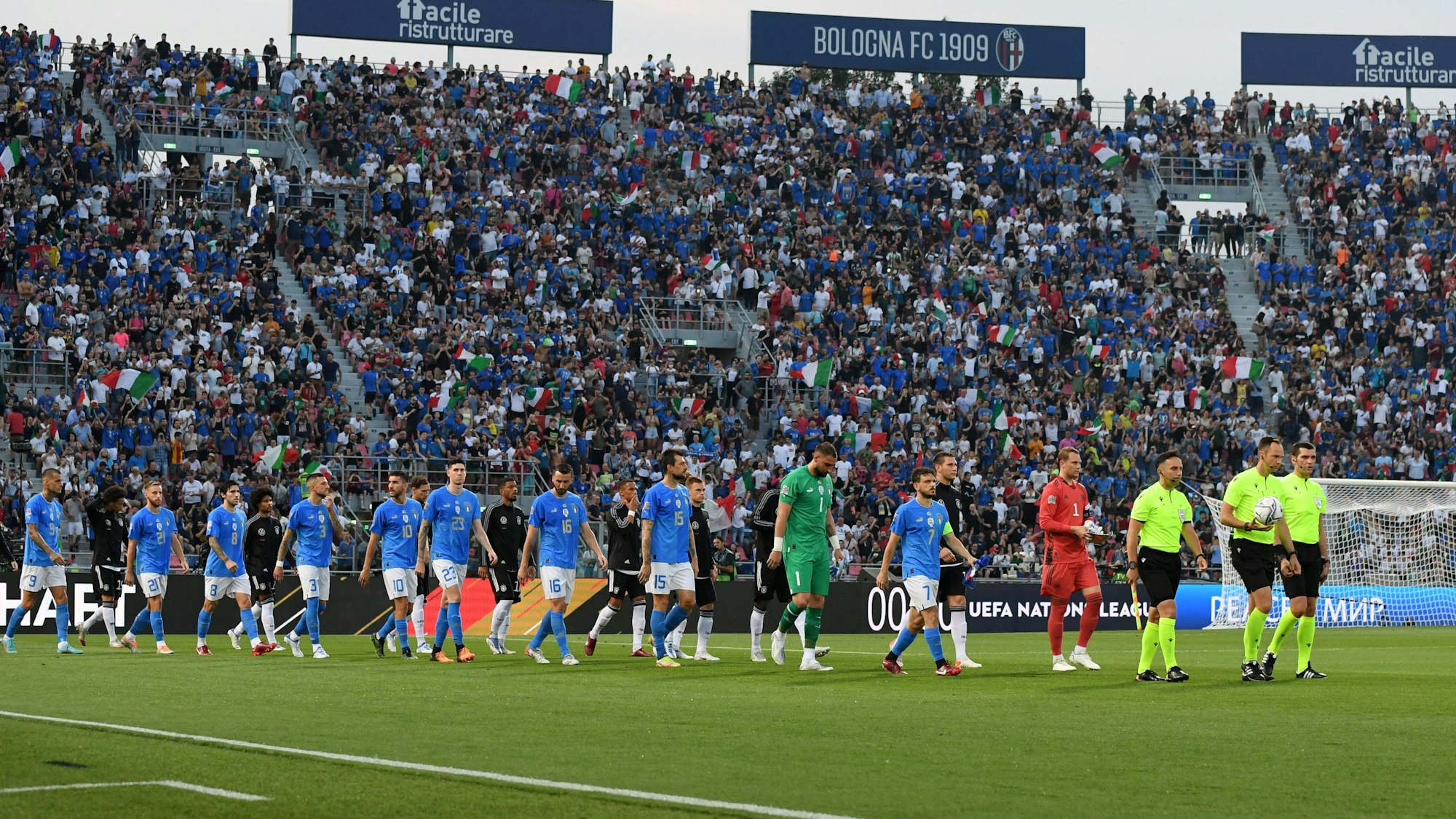 Die Nationalmannschaften Italiens und Deutschlands laufen im Stadion von Bologna ein.