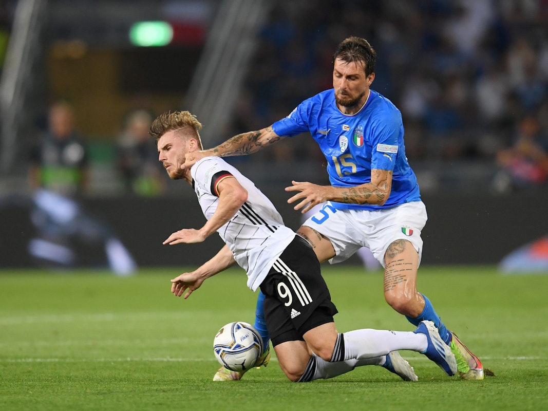 Timo Werner im Zweikampf mit Francesco Acerbi in Bologna.