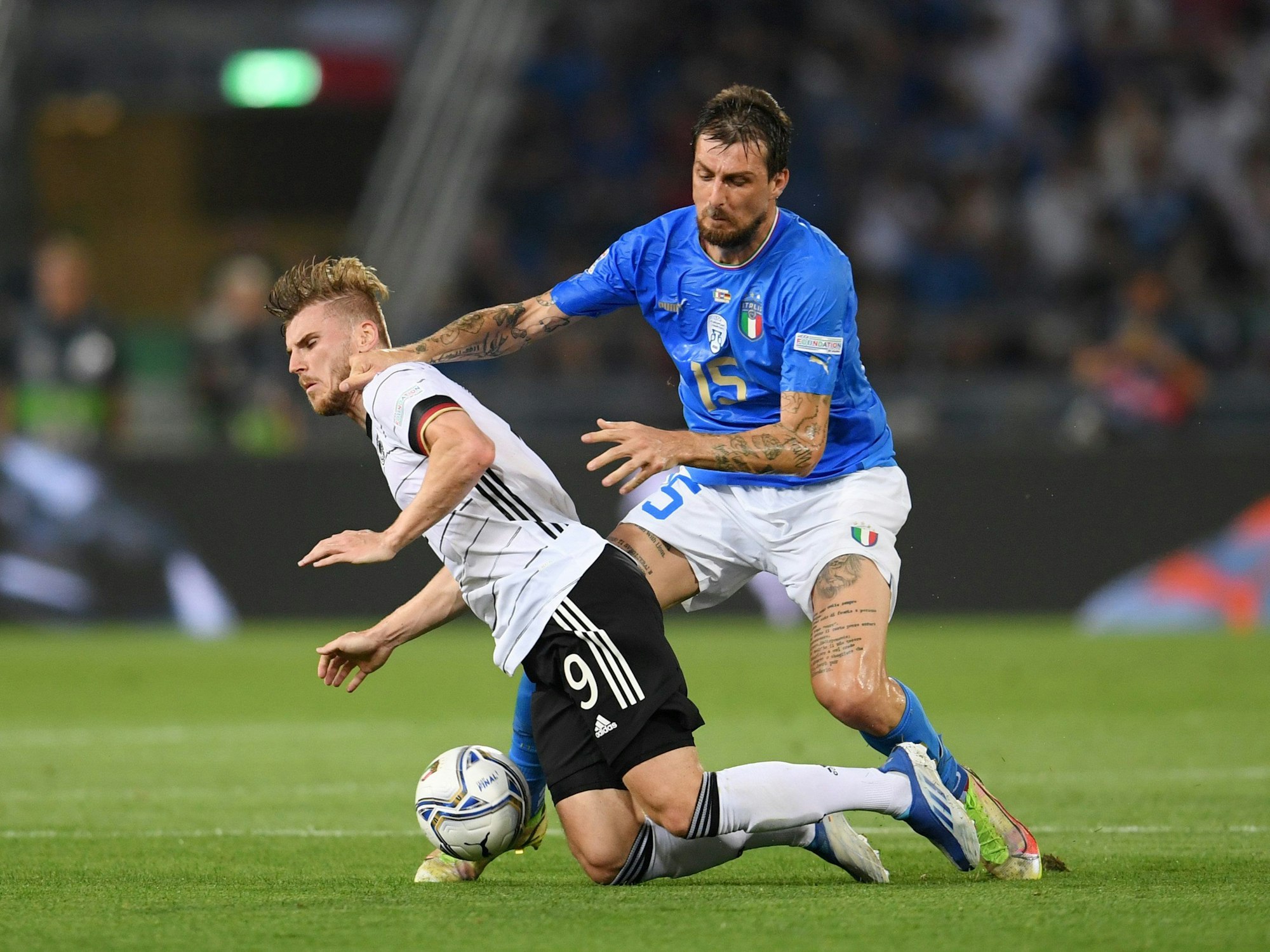 Timo Werner im Zweikampf mit Francesco Acerbi in Bologna.
