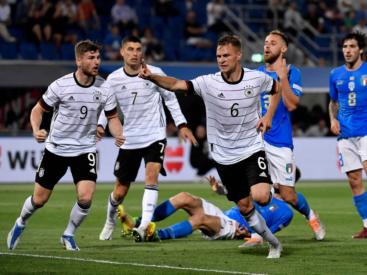 Joshua Kimmich dreht jubelnd nach seinem Tor ab.