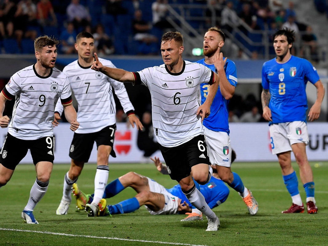 Joshua Kimmich dreht jubelnd nach seinem Tor ab.