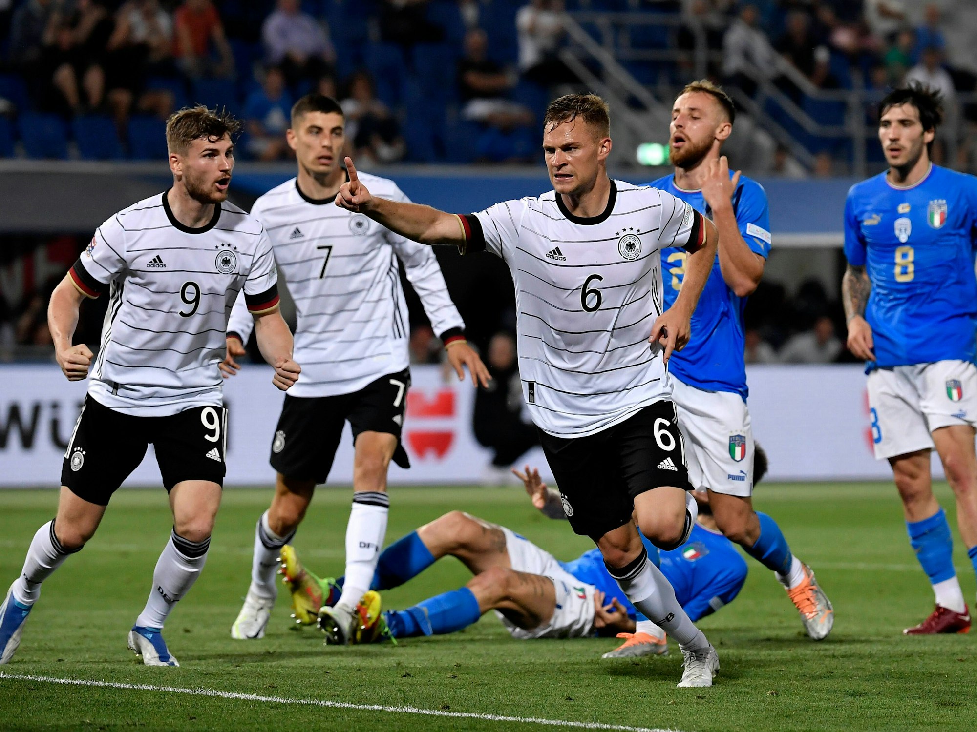 Joshua Kimmich dreht jubelnd nach seinem Tor ab.