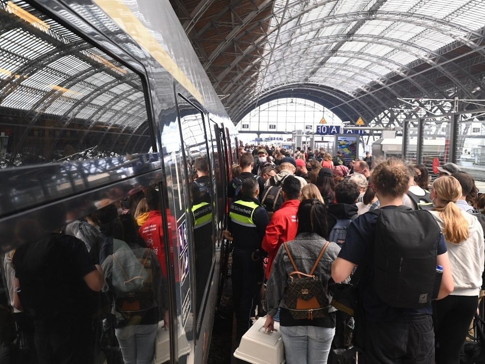 Zum Start in das Pfingstwochenende sind viele Reisende mit dem 9-Euro-Ticket unterwegs. Das Foto vom 4. Juni 2022 zeigt Passagiere am Hauptbahnhof in Leipzig, die sich auf dem Gleis vor einer Regionalbahn nach Eisenach stauen.