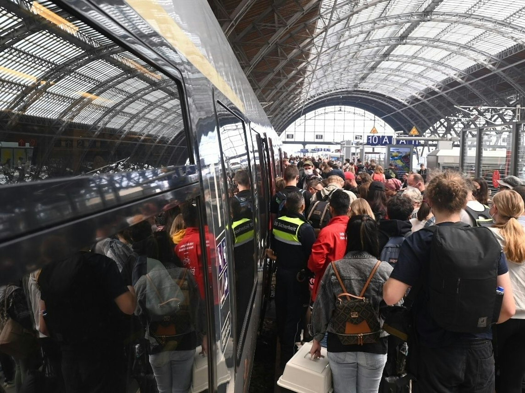 Zum Start in das Pfingstwochenende sind viele Reisende mit dem 9-Euro-Ticket unterwegs. Das Foto vom 4. Juni 2022 zeigt Passagiere am Hauptbahnhof in Leipzig, die sich auf dem Gleis vor einer Regionalbahn nach Eisenach stauen.