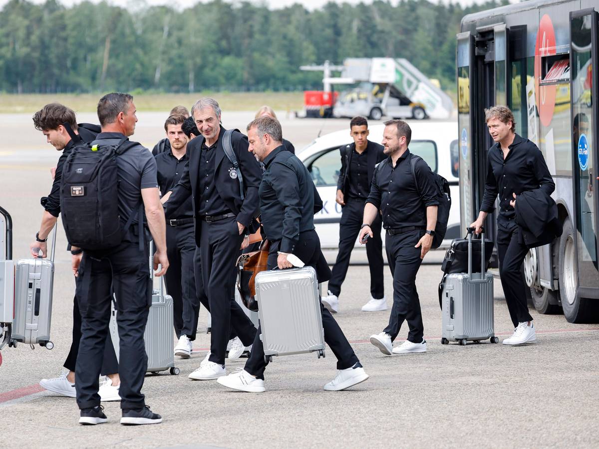 Die deutsche Nationalmannschaft mit Bundestrainer Hansi Flick (M) fliegt vom Albrecht-Dürer-Airport Nürnberg zum Spiel gegen Italien nach Bologna ab.