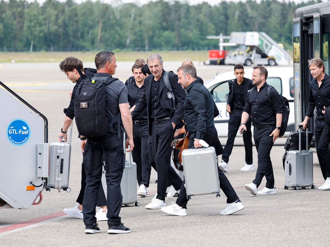 Die deutsche Nationalmannschaft mit Bundestrainer Hansi Flick (M) fliegt vom Albrecht-Dürer-Airport Nürnberg zum Spiel gegen Italien nach Bologna ab.