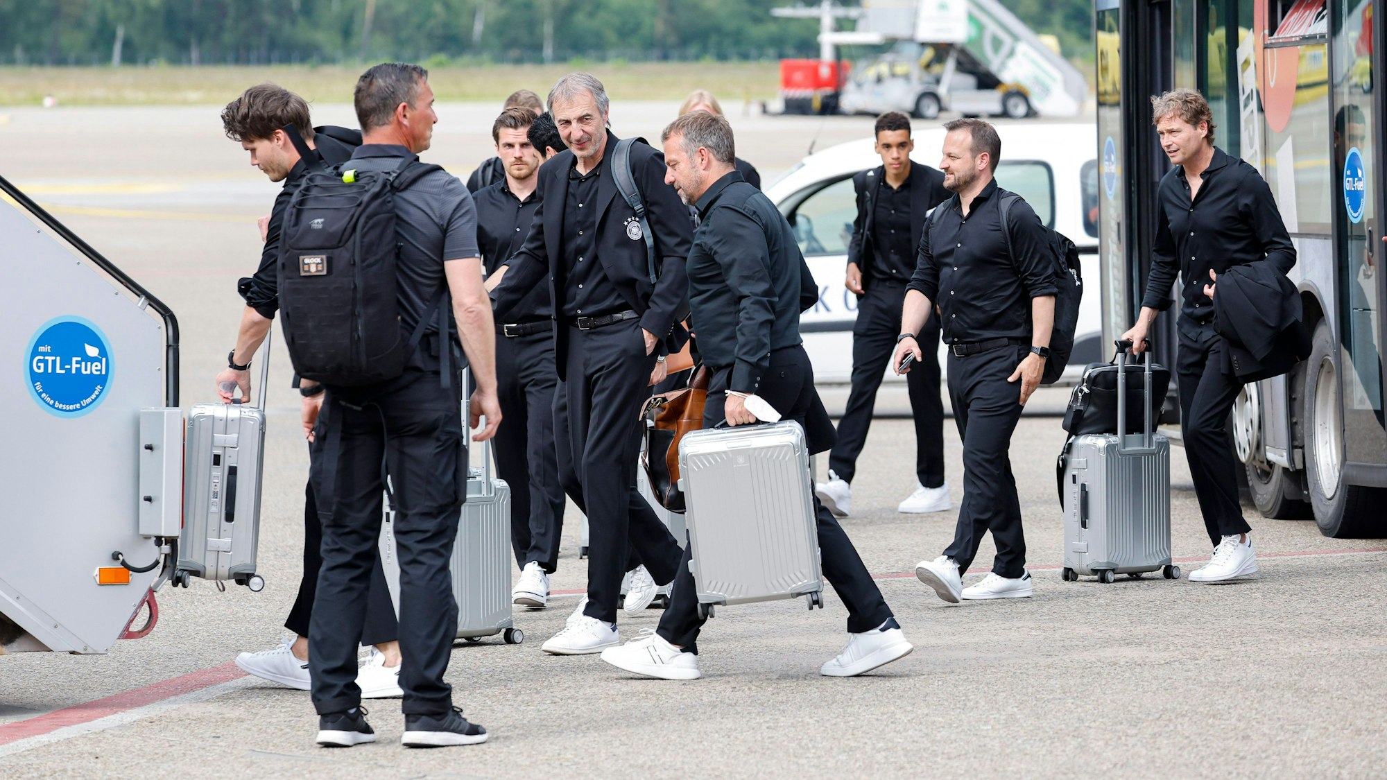 Die deutsche Nationalmannschaft mit Bundestrainer Hansi Flick (M) fliegt vom Albrecht-Dürer-Airport Nürnberg zum Spiel gegen Italien nach Bologna ab.