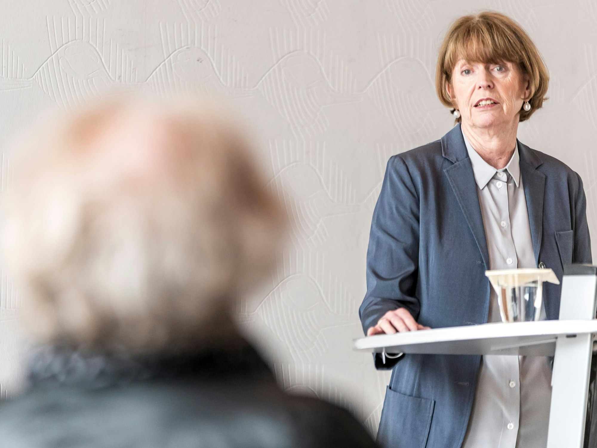 Henriette Reker spricht beim Empfang für Zirkus-Legende Bernhard Paul.
