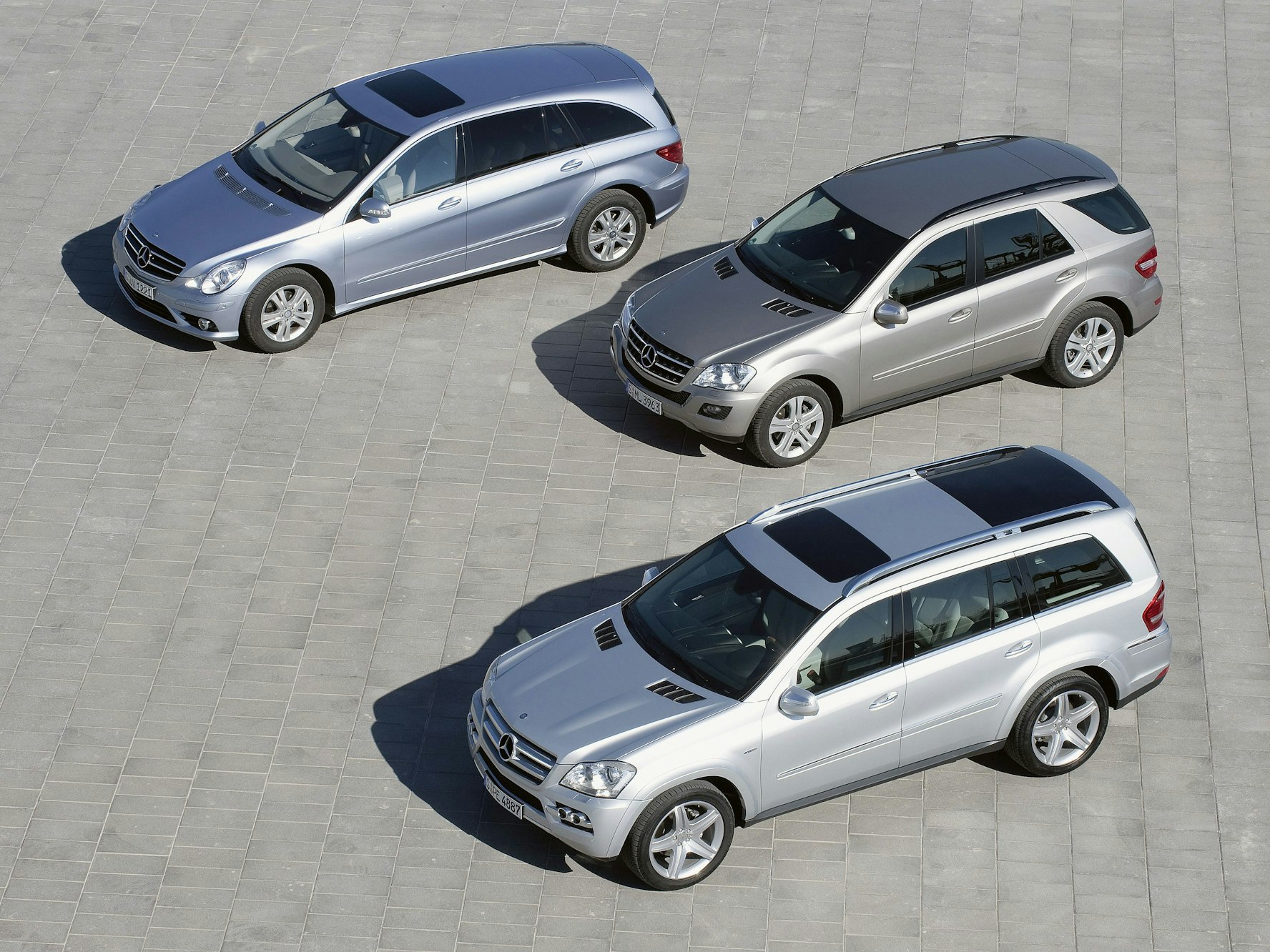 Automobilhersteller Mercedes ruft 1 Million Autos zurück. Das Symbolfoto zeigt die Mercedes-Modelle ML-, R- und die GL-Klasse aus dem Jahr 2009.