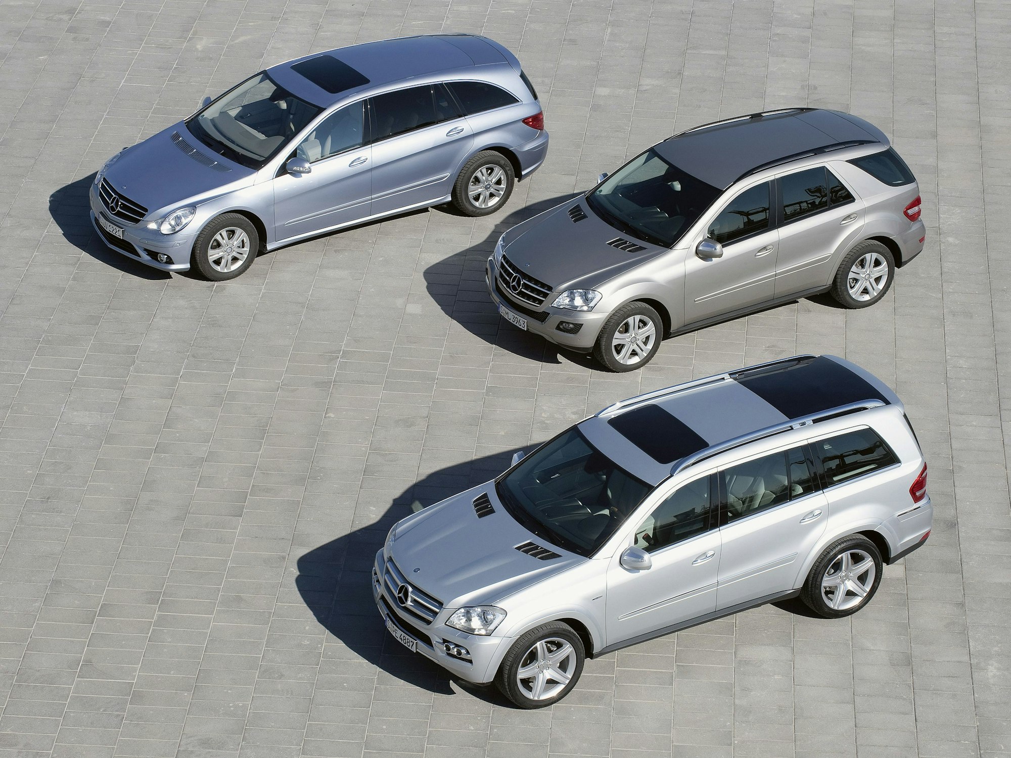Automobilhersteller Mercedes ruft 1 Million Autos zurück. Das Symbolfoto zeigt die Mercedes-Modelle ML-, R- und die GL-Klasse aus dem Jahr 2009.