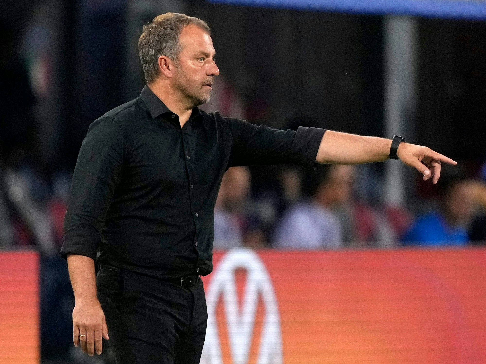 Der deutsche Trainer Hansi Flick gibt seinen Spielern Anweisungen.