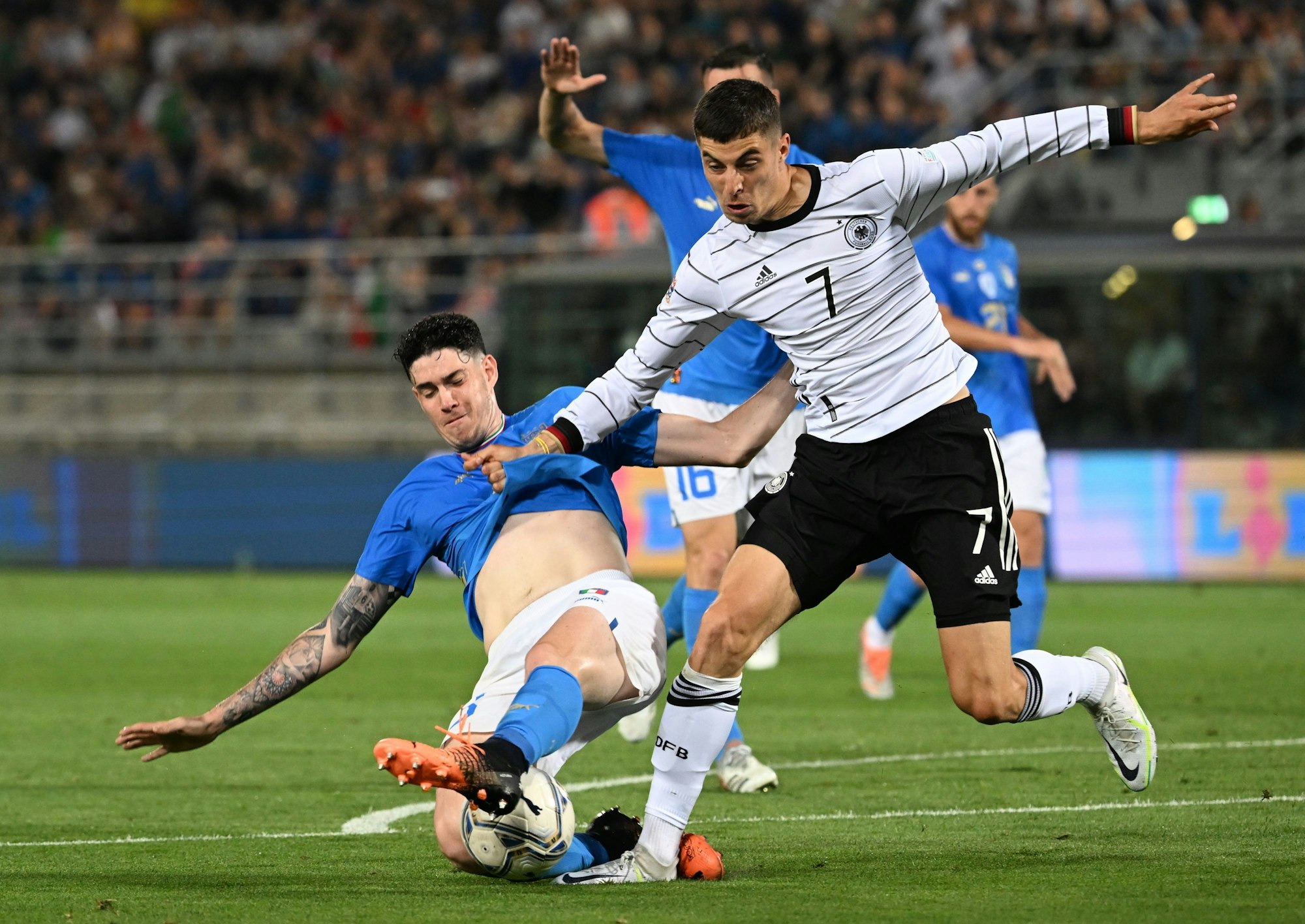 Italiens Alessandro Bastoni (l.) und Deutschlands Kai Havertz im Zweikampf.