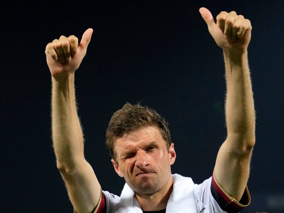 Deutschlands Thomas Müller grüßt ins Publikum.