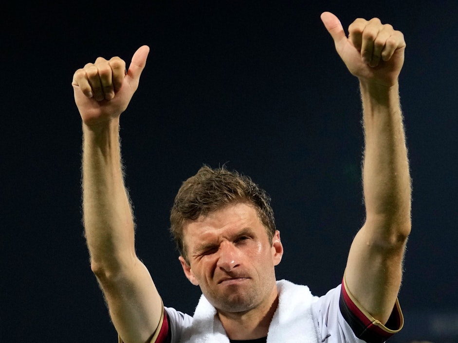 Deutschlands Thomas Müller grüßt ins Publikum.