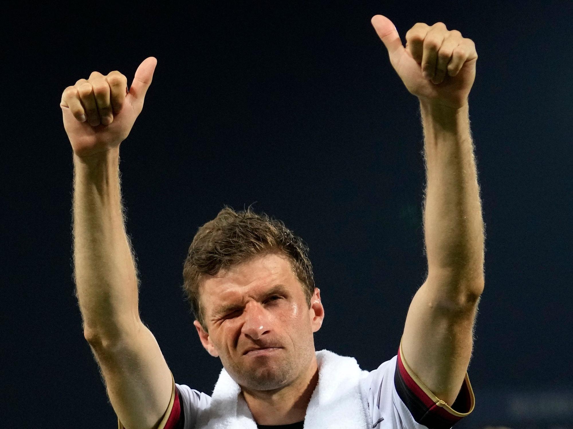 Deutschlands Thomas Müller grüßt ins Publikum.