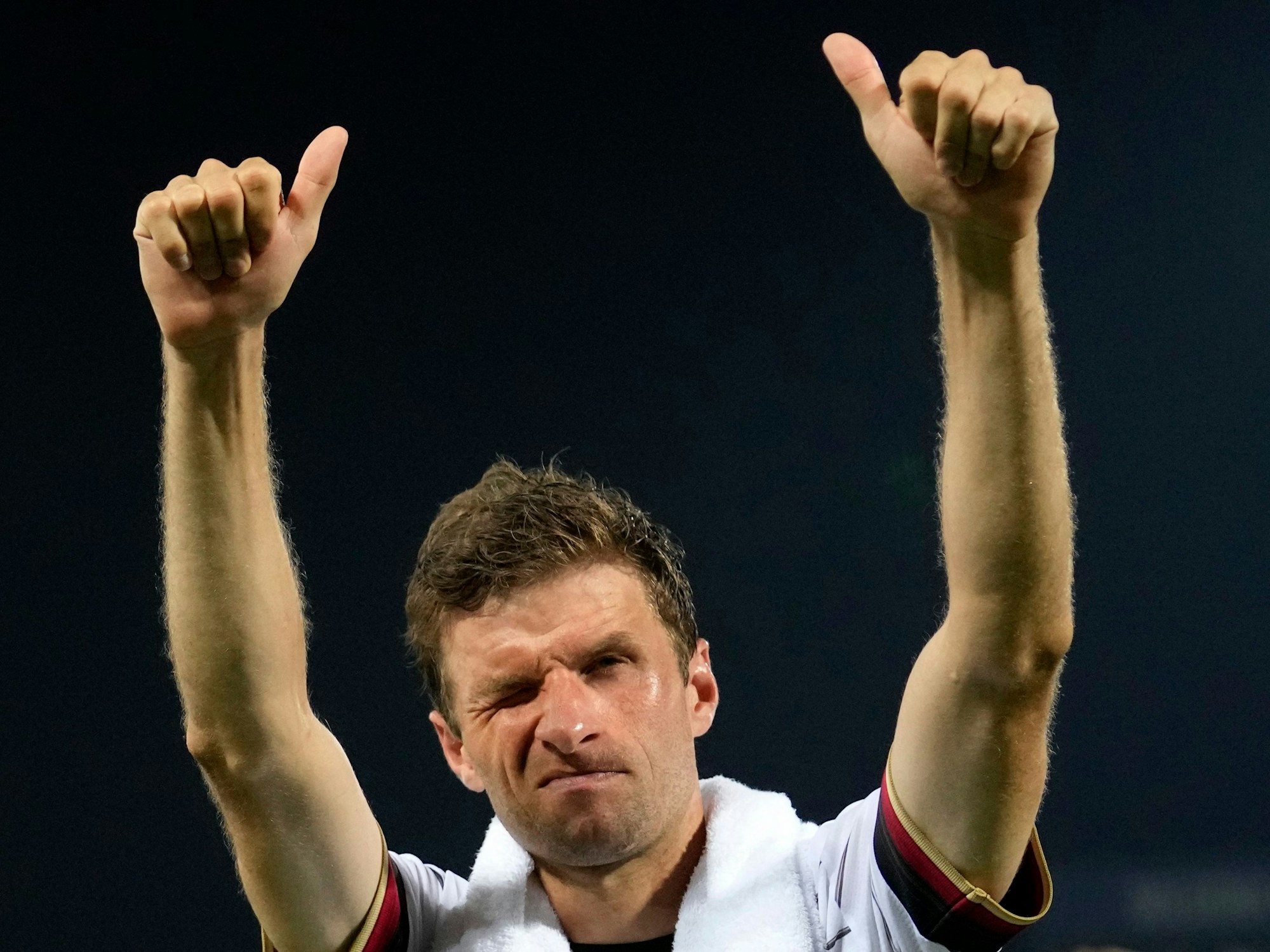 Deutschlands Thomas Müller grüßt ins Publikum.