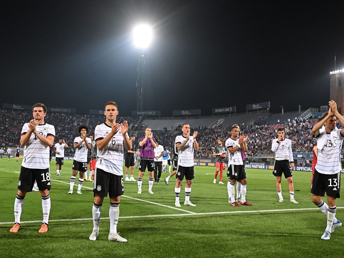 Deutschlands Joshua Kimmich (2.v.l) bedankt sich nach dem Spiel mit der Mannschaft bei den Fans.