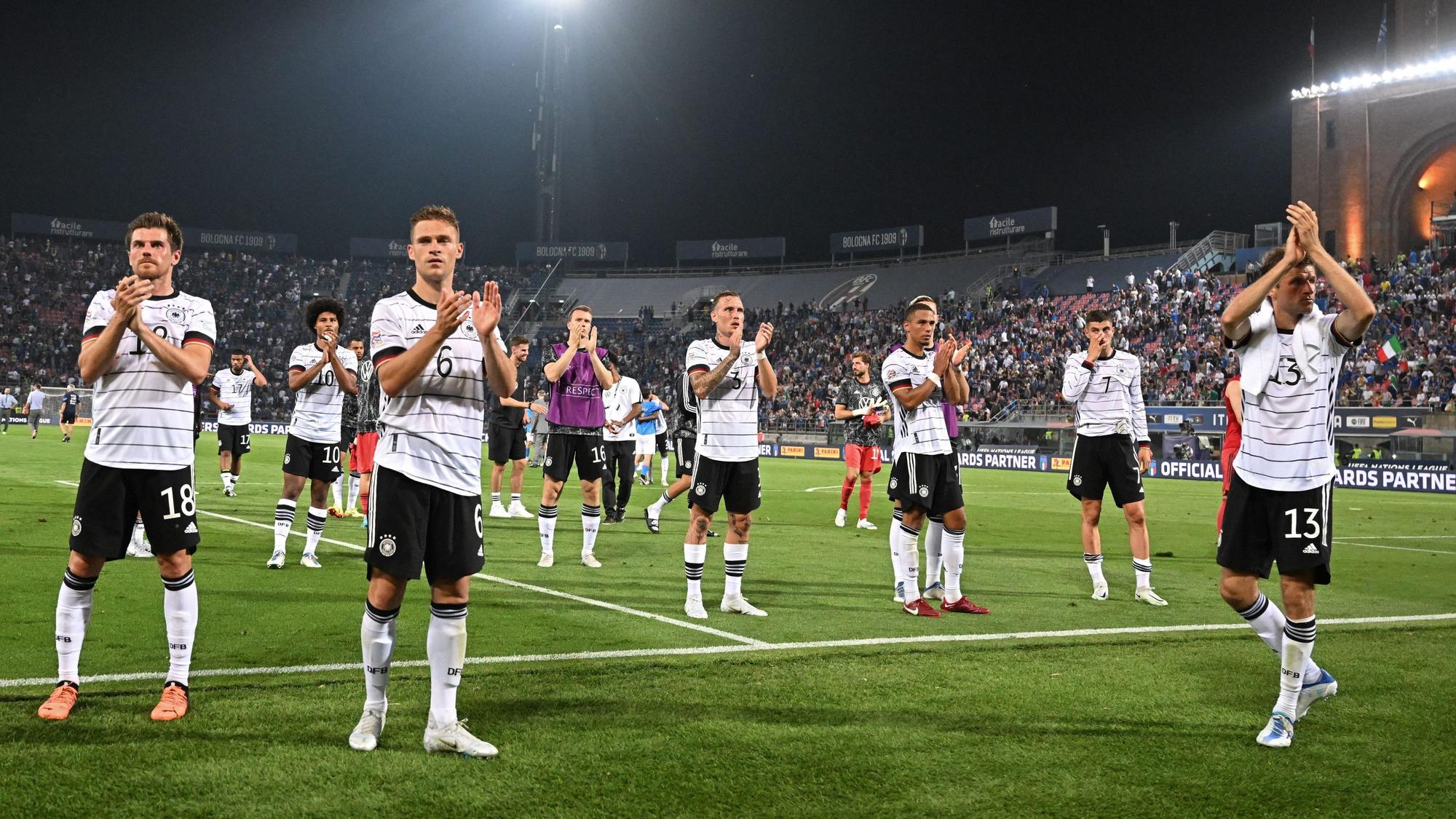 Deutschlands Joshua Kimmich (2.v.l) bedankt sich nach dem Spiel mit der Mannschaft bei den Fans.
