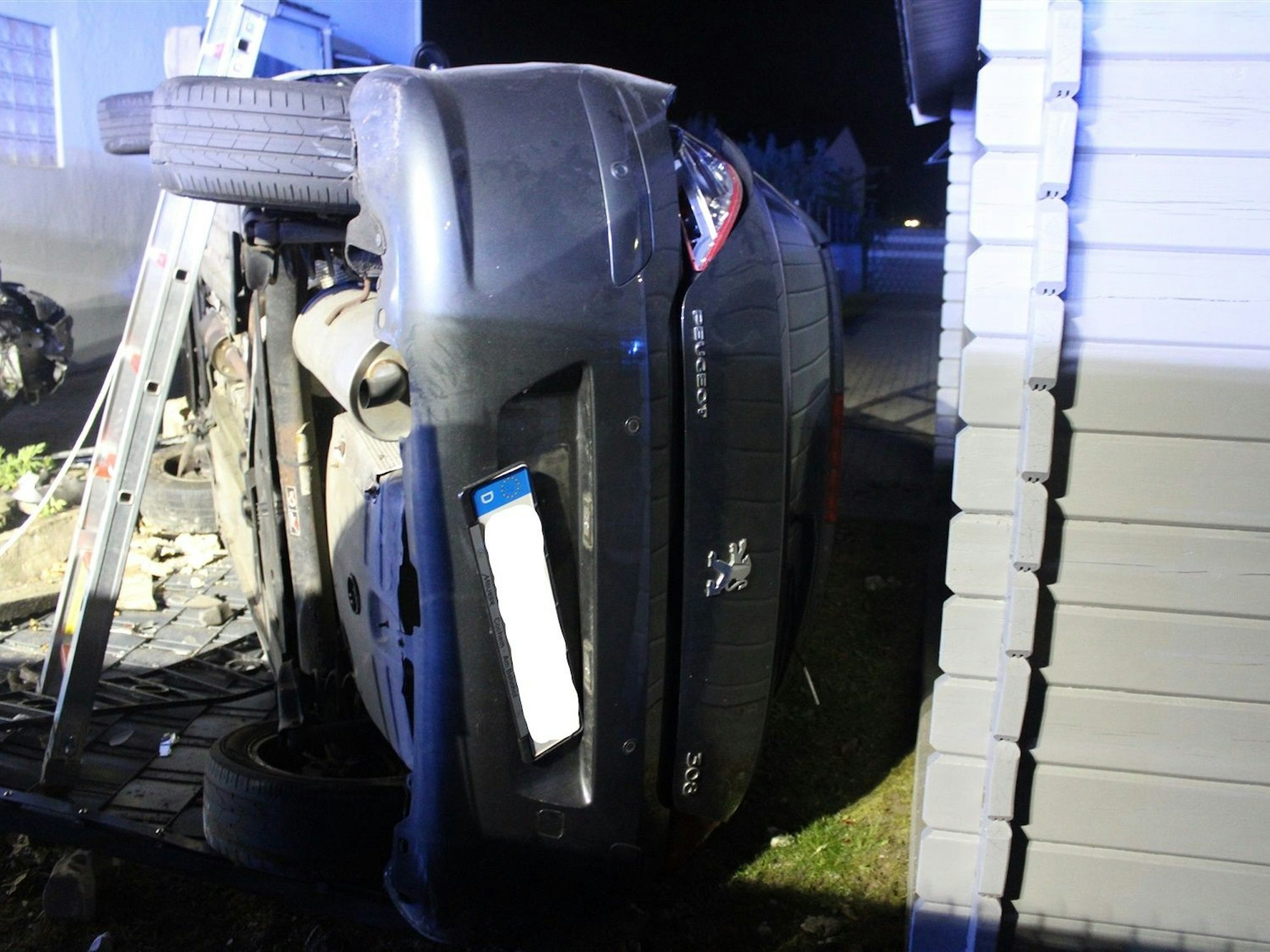 Peugeot liegt nach einem Unfall auf der Seite.
