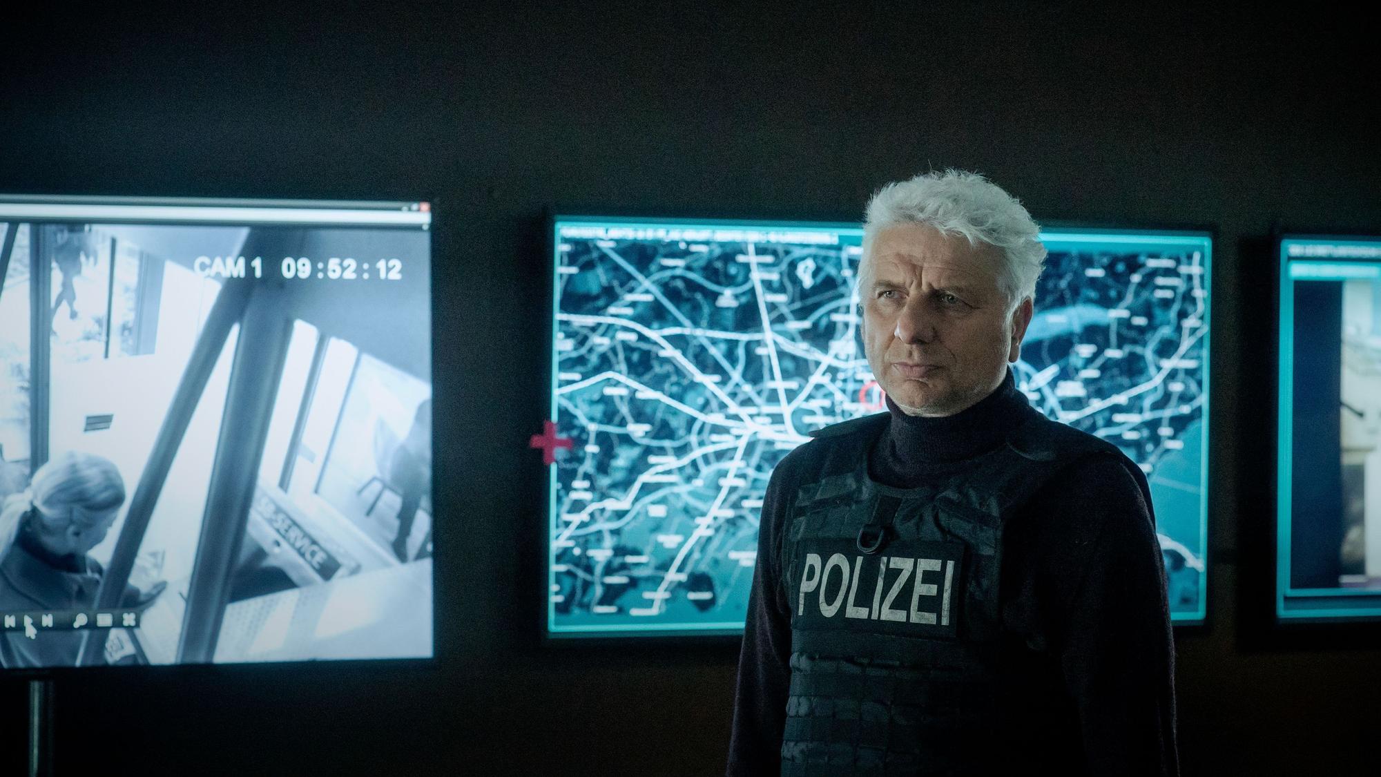Kriminalhauptkommissar Franz Leitmayr (Udo Wachtveitl) versucht sich im Führungsstab ein Bild der aktuellen Lage zu machen.