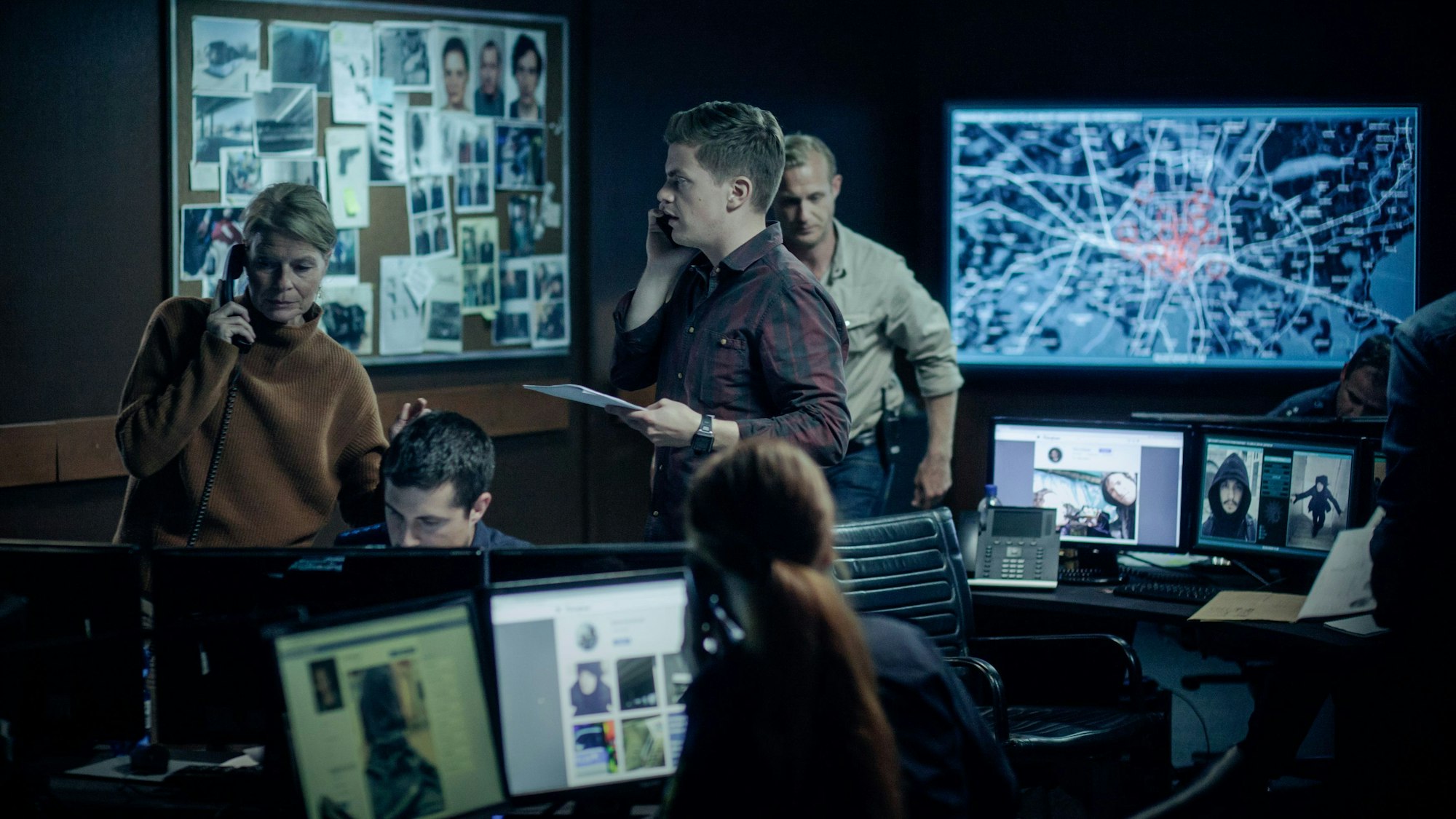 Polizeidirektorin Karola Saalmüller (Corinna Kirchhoff, links) und Kommissar Kalli Hammermann (Ferdinand Hofer) stehen bei ihrer Arbeit im Führungsstab ziemlich unter Druck.