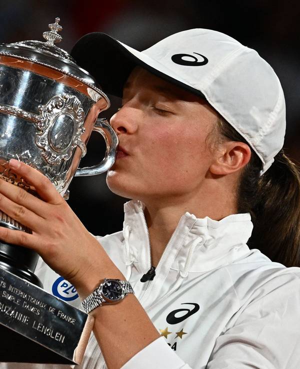 Iga Swiatek küsste die French-Open-Trophäe.