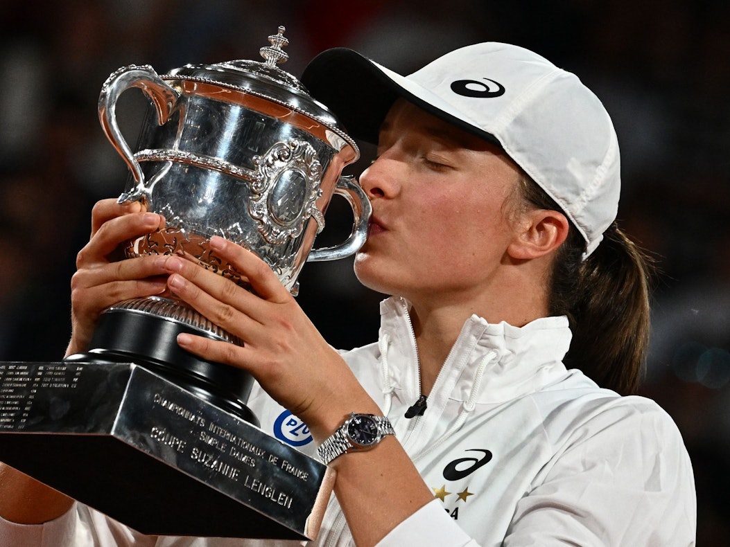 Iga Swiatek küsste die French-Open-Trophäe.